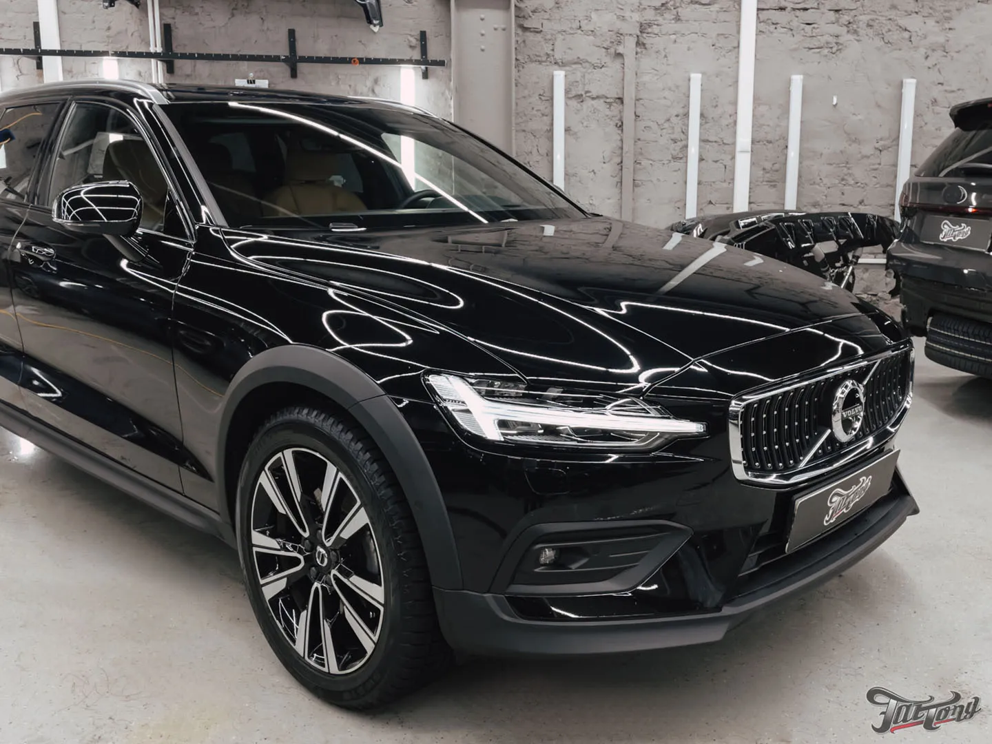 Оклейка Volvo V60 в глянцевый полиуретан